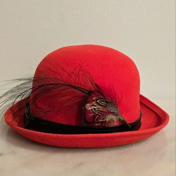 VINTAGE MR JOHN CLASSIC EXCELLO RED WOOL HAT FEATHER BROOSH DETAIL - Picture 1 of 9